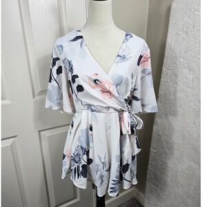 Rumor‎ Boutique Women's Size 10 Floral Romper White Pink Blue Short Sleeve